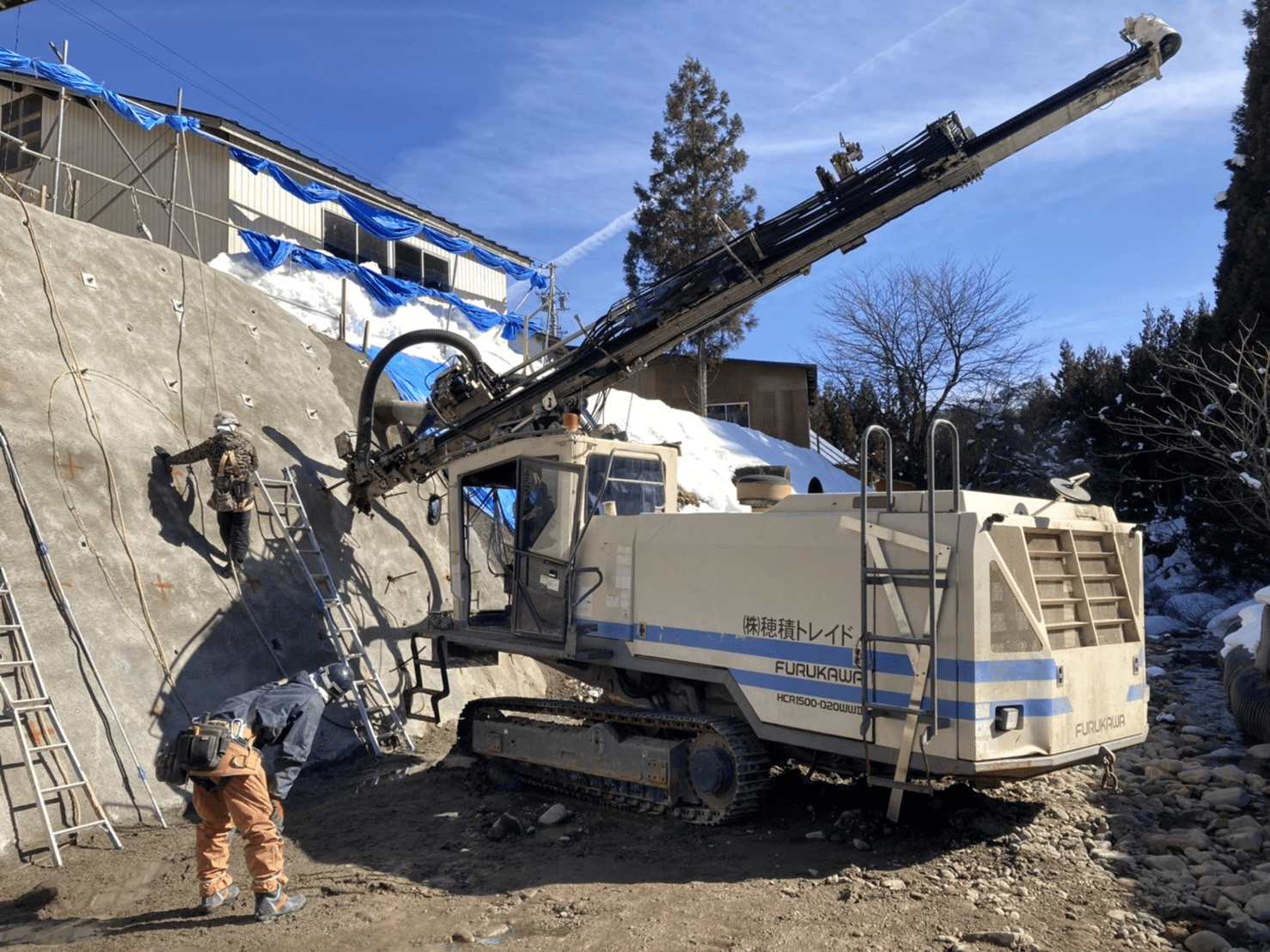 油圧クローラードリル　地山補強土工法　（ロックボルト工法）